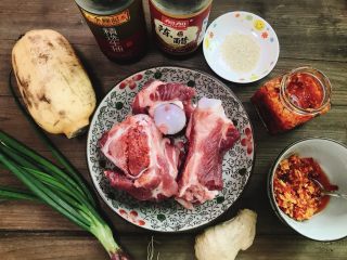 1、不一般的凉拌莲藕,准备好所有相关食材（芝麻油漏拍了。）