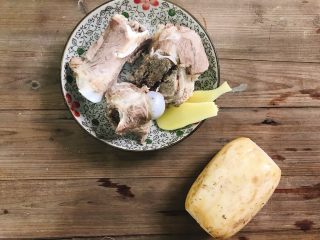 2、不一般的凉拌莲藕,筒子骨焯水捞出来，姜片切好备用！莲藕整节洗干净备用！