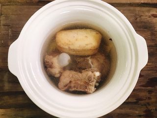 3、不一般的凉拌莲藕,筒子骨，姜片，莲藕放入电炖锅中，加清水没过所有食材！