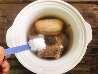 4、不一般的凉拌莲藕,加入两勺盐！