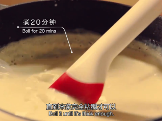 6、橙香米蛋糕,到时间后,再加入850ml的牛奶,中火煮20分钟,同样要不停搅拌,直到米浆完全粘稠即可