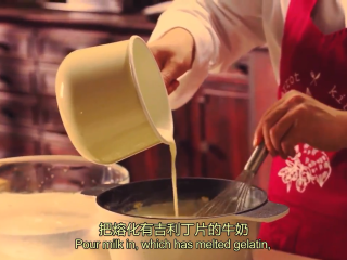 10、橙香米蛋糕,把香草棒和柠檬皮夹出,倒入融化有吉利丁片的牛奶,拌匀