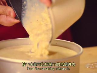 13、橙香米蛋糕,把煮好的米浆倒入模具,并把它均匀的涂抹在底部,最后倒入剩下的米浆,放冰箱冷藏3-4个小时