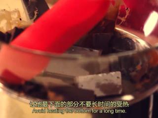 14、橙香米蛋糕,平底锅,倒少许水,用小火,把水烧热,接着黑巧克力放碗里,放在热水上隔热融化,融化的温度不宜超过55度