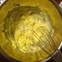 2、杏仁酥饼,黄油软化用打蛋器打散。为了口感不要过于细腻，本次配方全部采用手动，搅拌均匀即可。