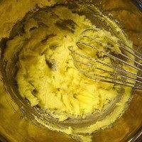 3、杏仁酥饼,加入砂糖和盐搅拌均匀。