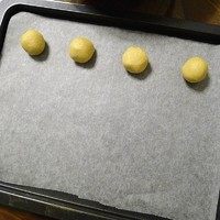 10、杏仁酥饼,轻轻搓成小团。要快速，因为面团比较软。新手不方便弄的，可以先冷藏一下面团让他稍微变硬一些。