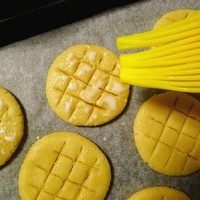 13、杏仁酥饼,刷上一些牛奶在表面，不仅增加光泽，而且有奶香气。