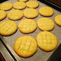 15、杏仁酥饼,入烤箱中上层，上火180下火160。烤10-12分钟后，让其在烤箱中闷8-10分钟取出，拿出来放凉。