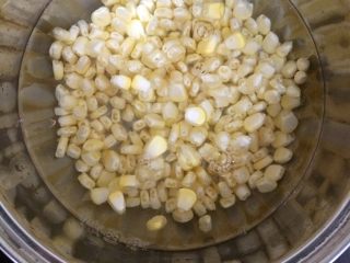 1、玉米烙,玉米粒洗净放锅里煮熟