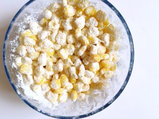 3、玉米烙,撒上玉米淀粉，加点水，搅拌均匀