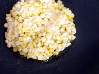 4、玉米烙,锅中放油倒入玉米粒，用铲子按平