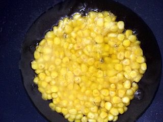6、玉米烙,倒入没过玉米的油