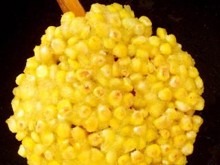 7、玉米烙,炸至酥脆沥干油，切块，趁热洒上白糖