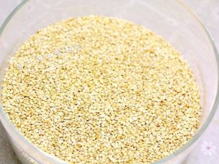 1、芝麻酱,看芝麻干净不？有杂质的先洗下，沥干水分后倒出晾干水分。我的很干净，这步就省略了。