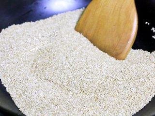 2、芝麻酱,洗过的芝麻先中火把水分炒干再小火。没洗的直接小火炒。