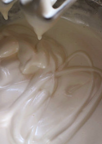 4、桂花蜜脆皮蛋糕,持续高速搅打约6-7分钟,蛋糊浓稠反白色,蛋糊拉起后缓慢掉落,可画出8字形痕迹,缓慢消失