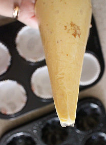 9、桂花蜜脆皮蛋糕,将蛋糊入裱花袋中