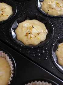 10、桂花蜜脆皮蛋糕,平均的挤入以抹好油(或有纸托)的模具中，约9分满,后洒上杏仁片