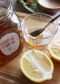 12、桂花蜜脆皮蛋糕,完成后将蛋糕脱模,趁蛋糕温热不烫手时涂上厚厚一层桂花蜂蜜糖浆,完成!