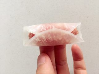 1、清蒸萝卜肉卷,折叠粘住，只要萝卜片不厚，焯水后都可以轻松卷起的。