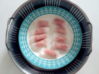 2、清蒸萝卜肉卷,放入蒸锅中，萝卜卷的封口处朝下哈，这样不容易散开。冷水入锅，水开后8-10分钟就差不多了。