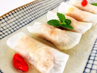 3、清蒸萝卜肉卷,取出蒸熟的萝卜肉卷就好啦，盘子中的萝卜汤汁不要丢掉哈，很鲜美的。