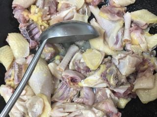 2、月子红酒炖鸡,放入茶子油，姜片，盐少量，小火炒三分钟，因为怕上火