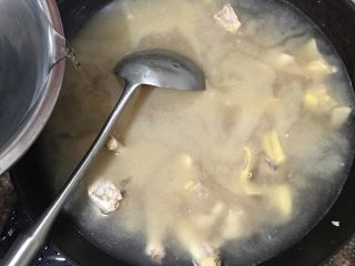 4、月子红酒炖鸡,放入冷水，煮开