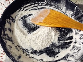 11、奶黄冰皮月饼,炒到粉末有点发黄，有一股淡淡的香味，就可以关火了，小心不要炒焦了。