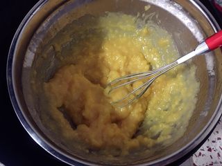 20、奶黄冰皮月饼,5分钟后，打开锅盖用手动打蛋器搅拌奶黄糊，不断地搅拌，让周边的奶黄糊混合均匀。