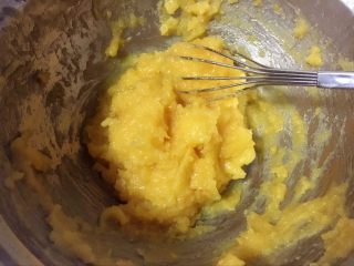 21、奶黄冰皮月饼,等奶黄糊凝固了，就代表它熟了，再搅打1分钟，就可以关火了，晾凉备用。