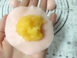 24、奶黄冰皮月饼, 包上20克左右的奶黄馅，我用的模具是50克的。