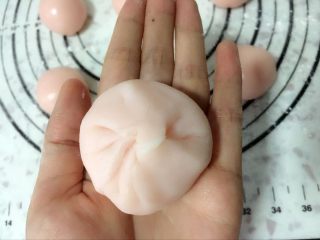 25、奶黄冰皮月饼,像包子一样的收口，再轻轻搓圆。