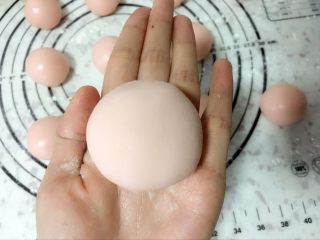 26、奶黄冰皮月饼,在冰皮团上面抹一层薄薄的糕粉。