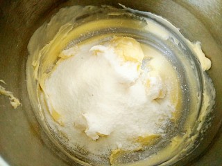 3、曲奇饼干,黄油内加入30克糖粉