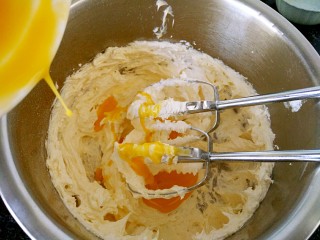 5、曲奇饼干,分次加入蛋液，每次打发均匀，再加下一次蛋液。