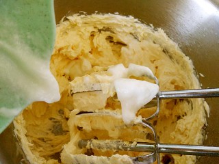 7、曲奇饼干,蛋液打均匀后接着加入酸奶，继续打。