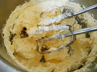 8、曲奇饼干,打发到图中状态。（硬性奶油状。）