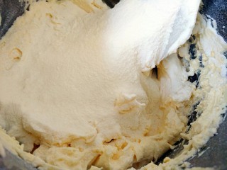 9、曲奇饼干,筛入低粉，用铲子切拌均匀！