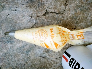 14、曲奇饼干,取出挤出空气。如图（这个时候开始预热烤箱。）