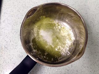 1、抹茶和菓子,小麦淀粉与木薯淀粉以10:1的比例倒入小锅，再倒入适量抹茶粉，加白糖（量可稍多）。