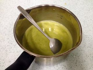 2、抹茶和菓子,加两倍于淀粉混合物的清水，拌匀至白糖溶化。