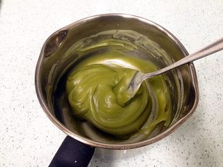 3、抹茶和菓子,小锅坐小火，用勺子不停地顺方向搅拌，至粉浆凝结成稠糊状。