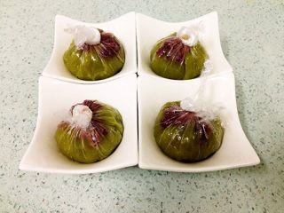 4、抹茶和菓子,稍晾凉，用保鲜膜把稠糊包起，在顶部加入粗粒红豆沙，扭转拧紧封口，自然放凉。