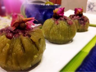 5、抹茶和菓子,小心剥开保鲜膜，装盘，用泡开的玫瑰花装饰。