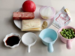 4、熏肠披萨,准备好披萨馅料的所需要的食材