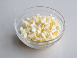 7、熏肠披萨,芝士切碎；我用的是宝宝高钙芝士，一般家庭可以用马里苏芝士