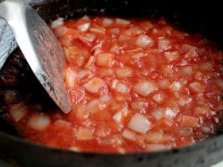 11、熏肠披萨,倒入西红柿翻炒出汁