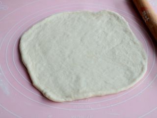 19、熏肠披萨,排气后擀成薄片